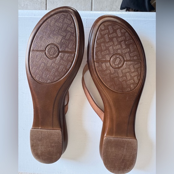 ITALIANA by Italian Shoemakers Tan Leather w/ Flowers Sandal Flip Flop Sheila 8M - Picture 7 of 8